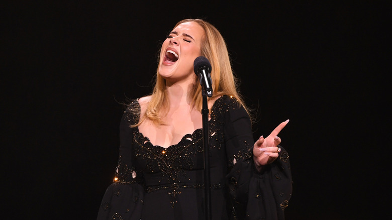 Adele uppträder på scenen i Las Vegas