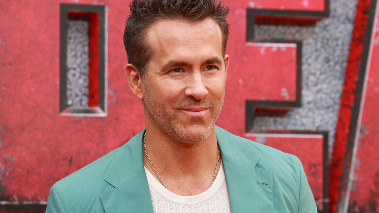 Ryan Reynolds som står på den röda mattan för premiären 