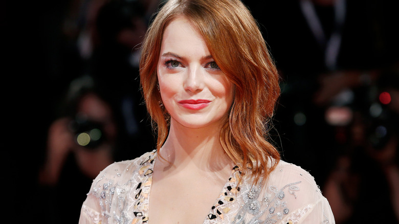 Emma Stone poserar för fotografer