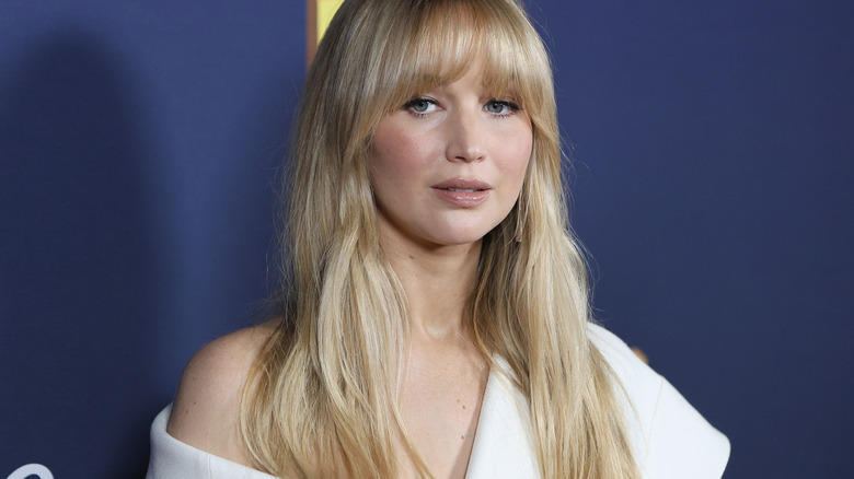 Jennifer Lawrence poserar för reportrar på den röda mattan