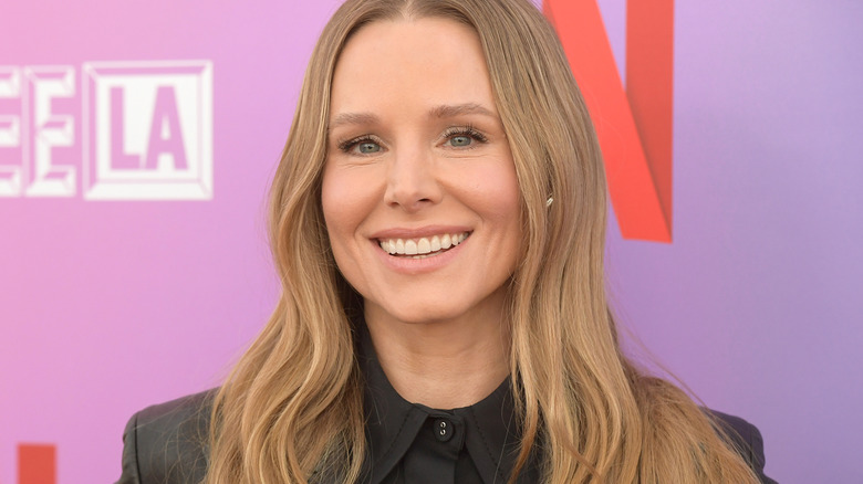 Kristen Bell poserar för reportrar vid ett underhållningsevenemang