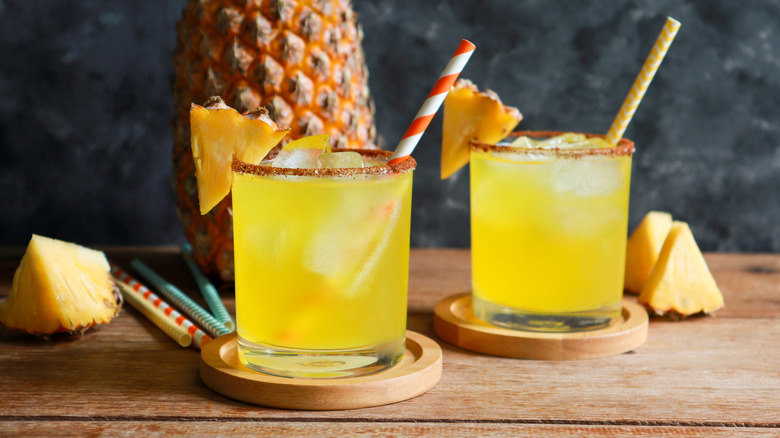 glas ananasjuice och en hel ananas