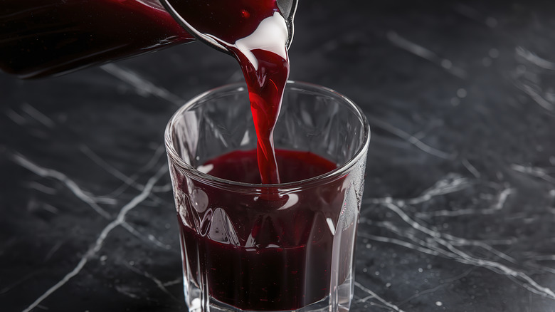 Ett glas mörkröd körsbärssaft