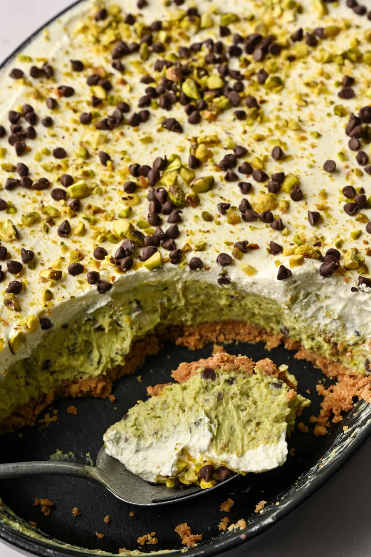 närbild bild av pistage cannoli paj med en sked ta några ut.