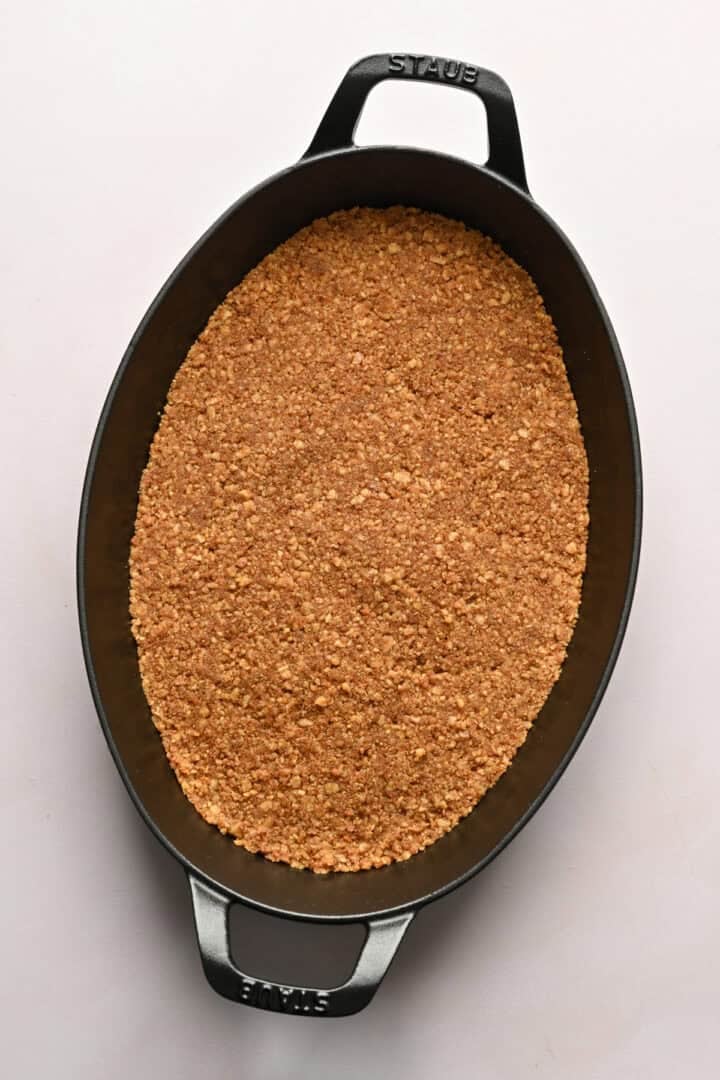 våffelstrutskorpa pressad i en gratängform.