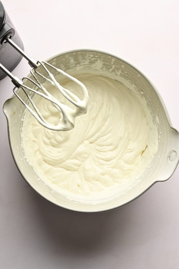 vispad grädde i en skål.