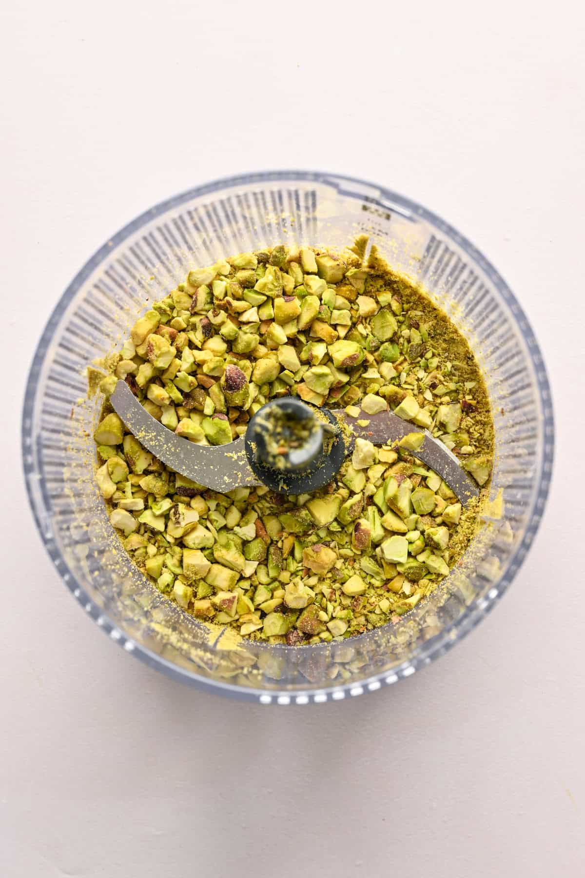 hackade pistagenötter i en hackare.