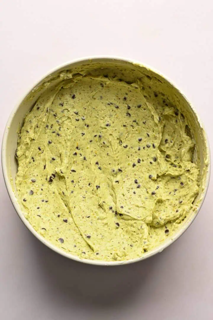 pistage cannoli fyllning i en vit skål.