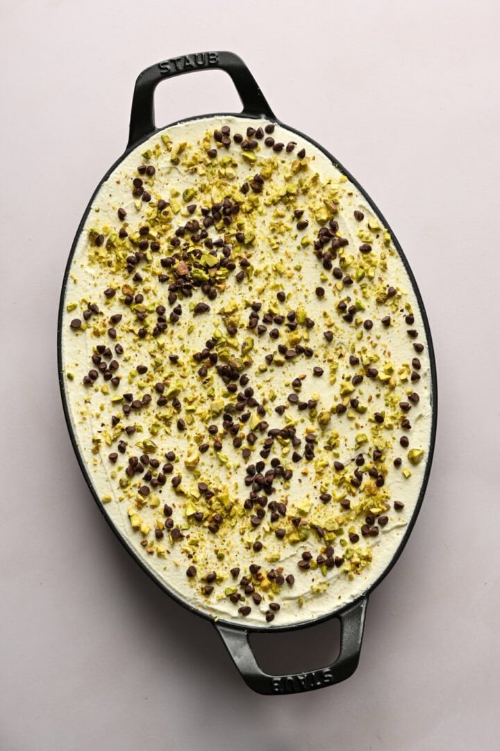 ovanifrån av pistage cannoli paj i en oval gratängform.