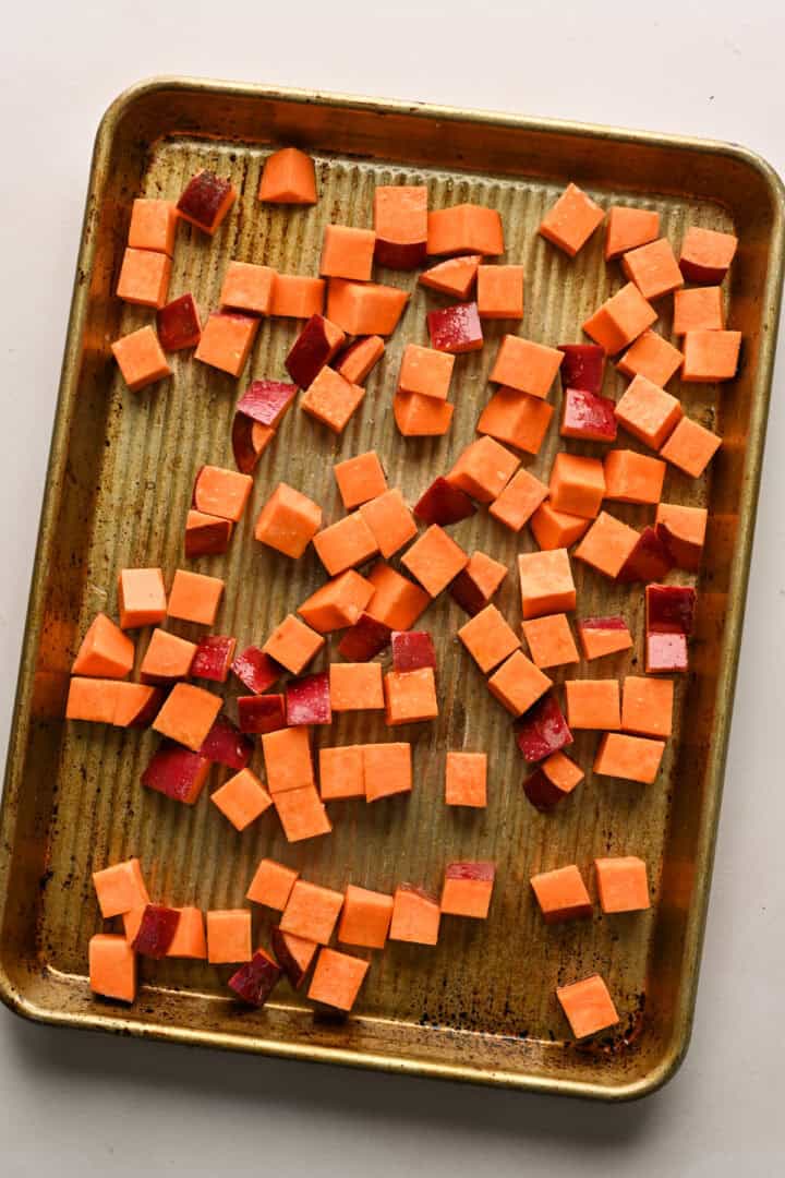 Tärna sötpotatis på en liten plåt innan stekning.