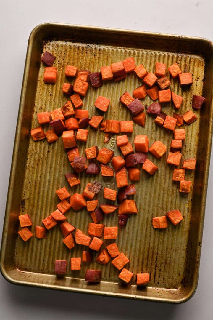 Tärna sötpotatis på en liten plåt efter rostning.