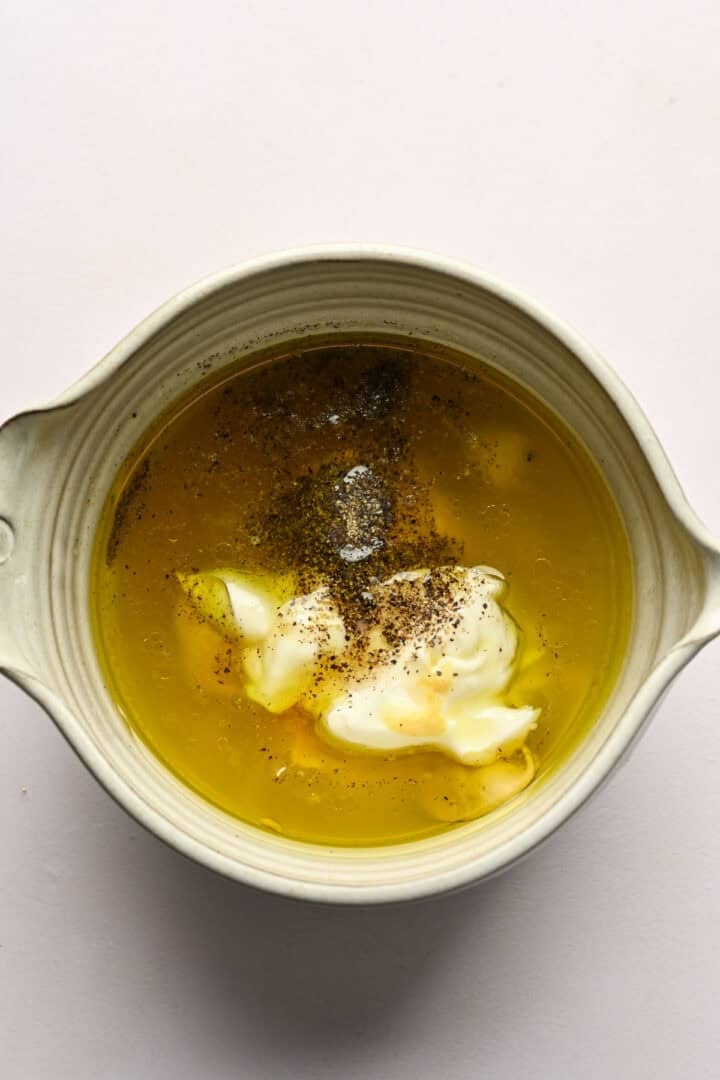 Innan du vispar ihop ingredienserna till honungssenapsdressingen i en liten skål.