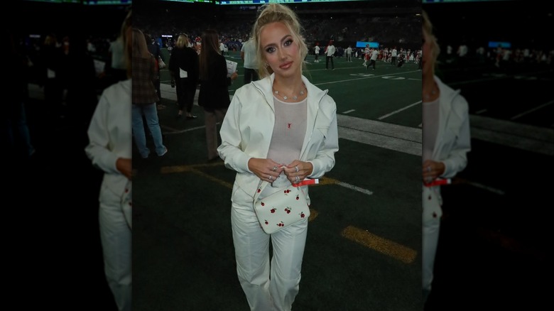 Brittany Mahomes klädd i en helvit outfit