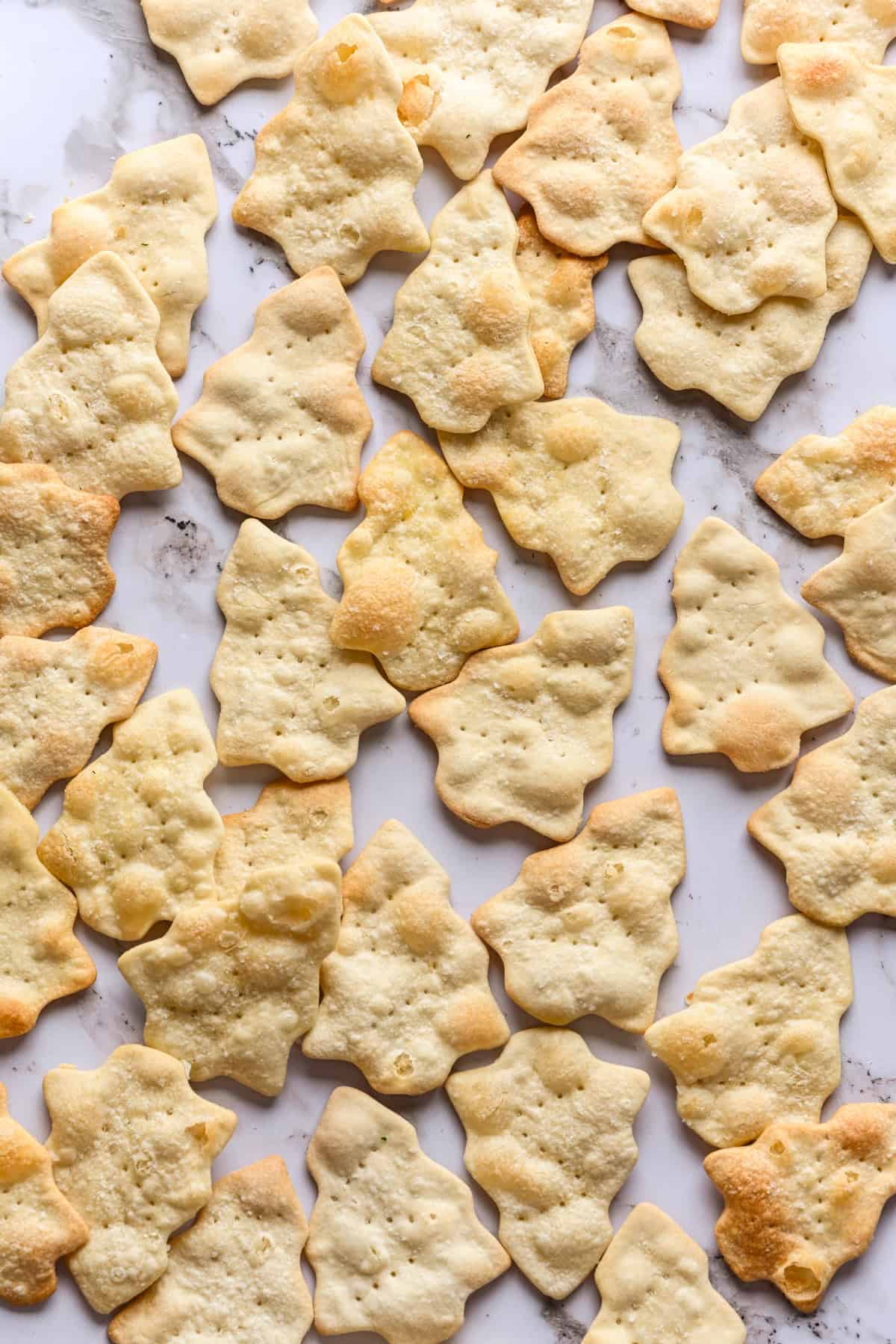 ovanifrån av julgran formade kex på marmor.