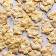 ovanifrån av julgran formade kex på marmor.