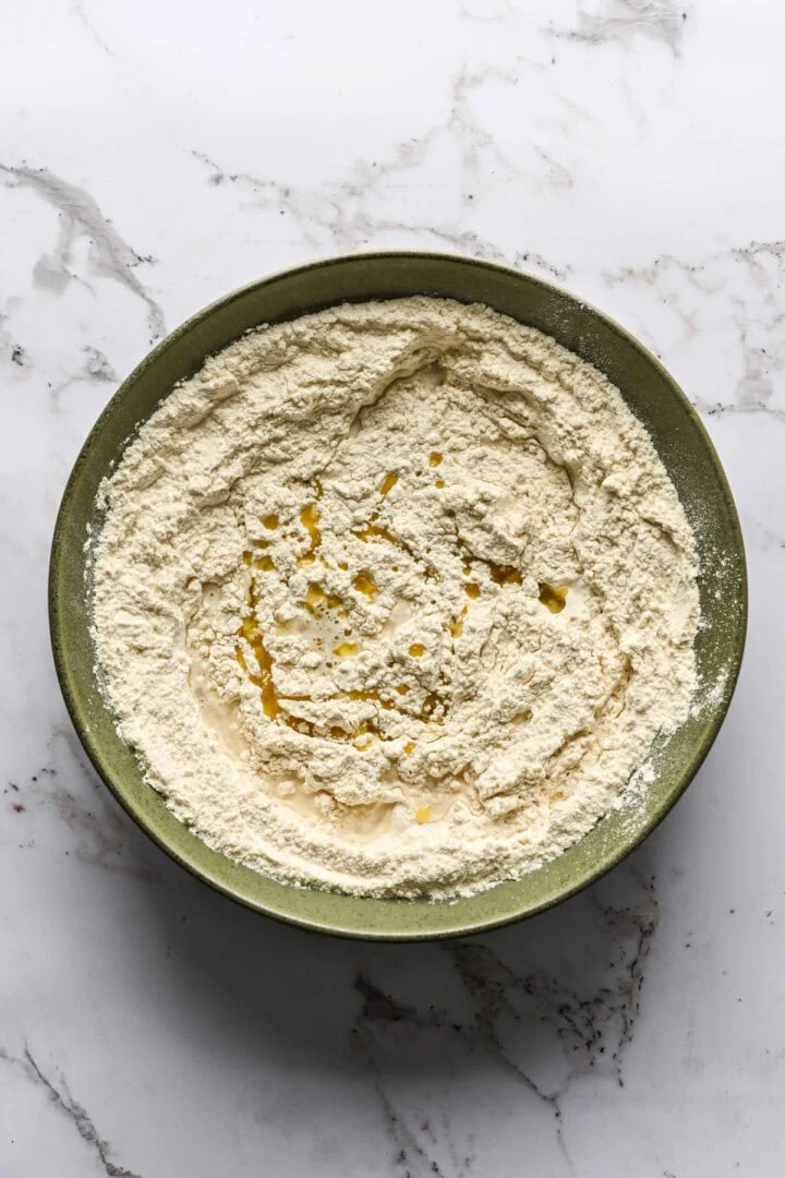 mjölblandning med vatten och olivolja tillsatt innan blandning.