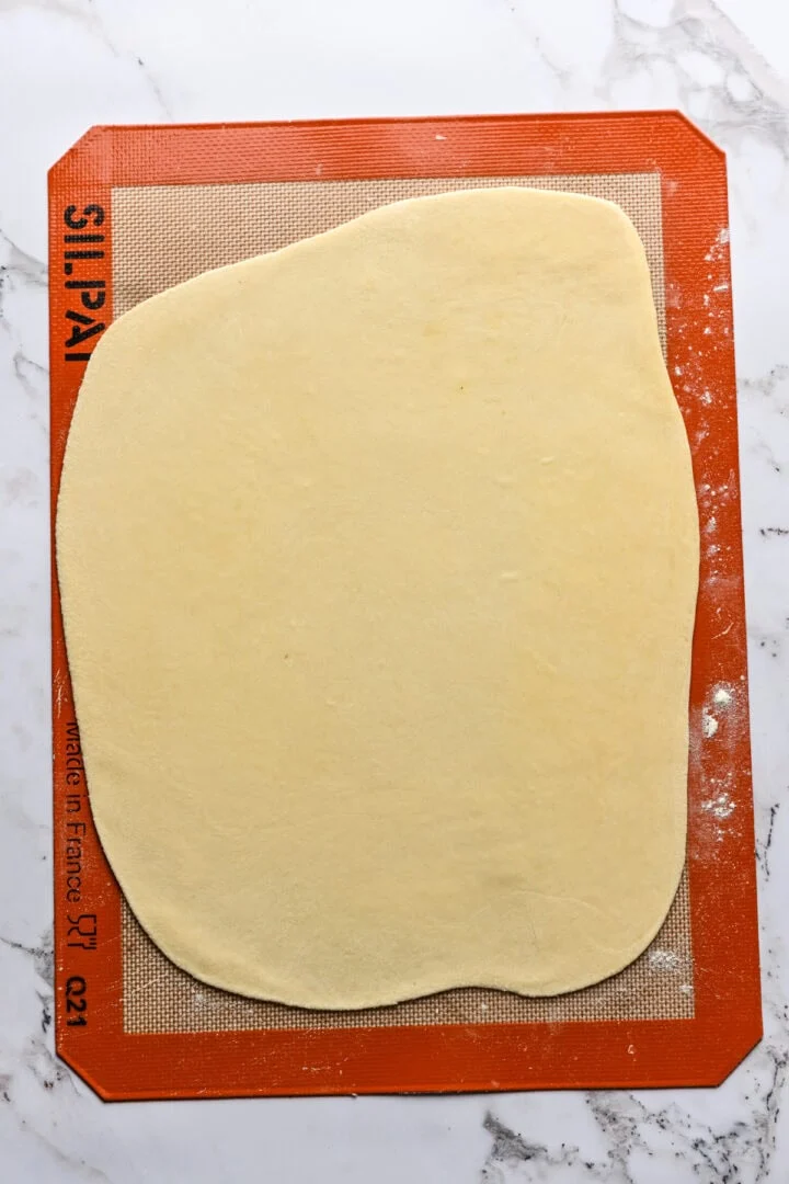 kexdeg rullad till en stor rektangel.