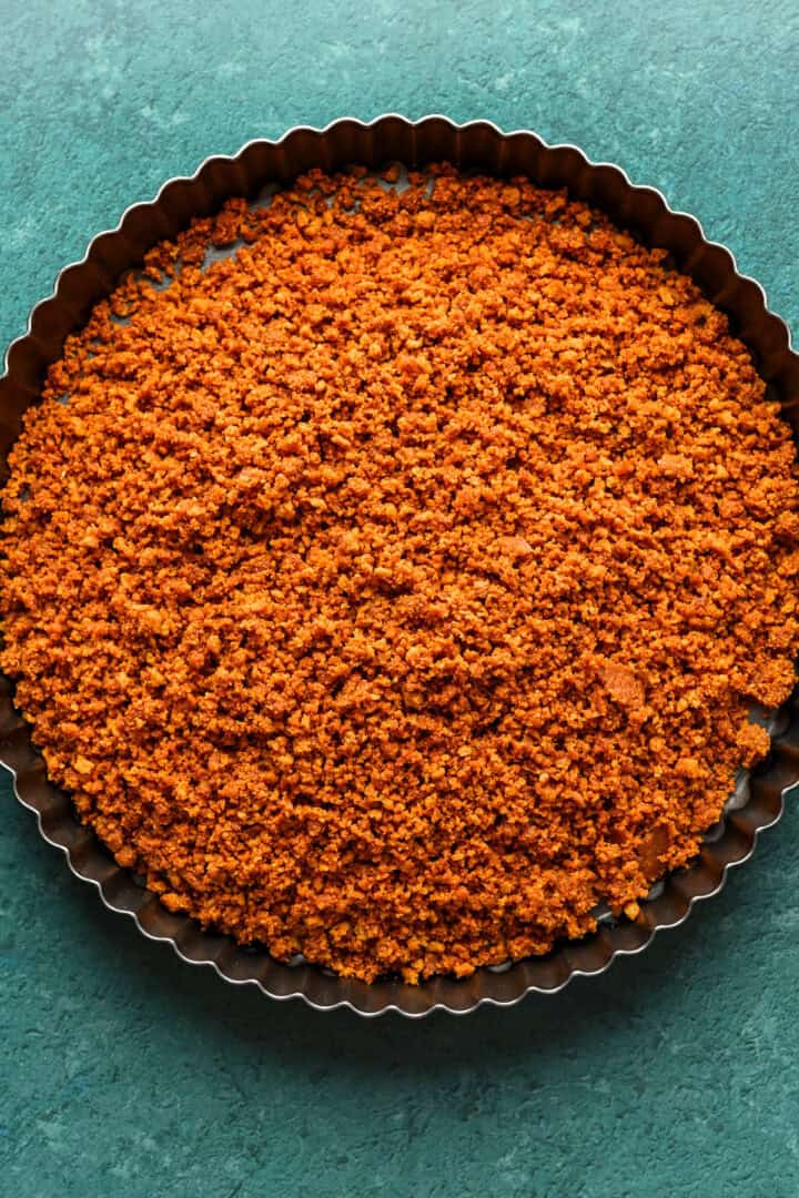 Gingersnap skorpa i en tårtform innan du trycker in den.