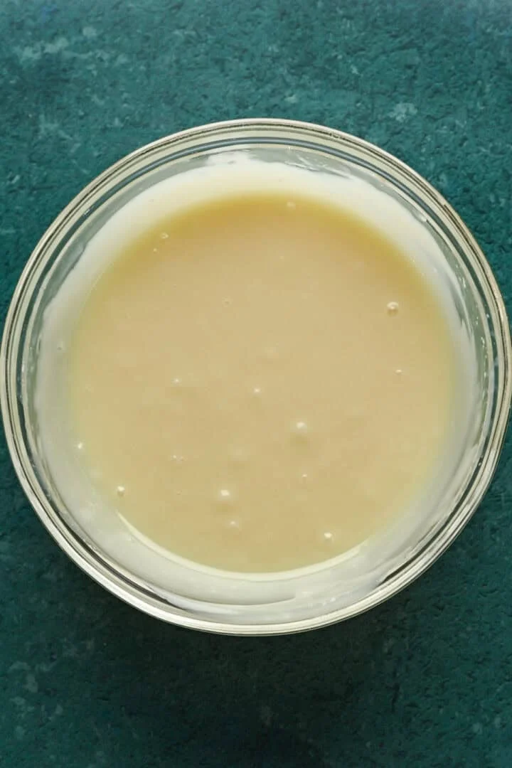 smält vit choklad ganache i en skål.