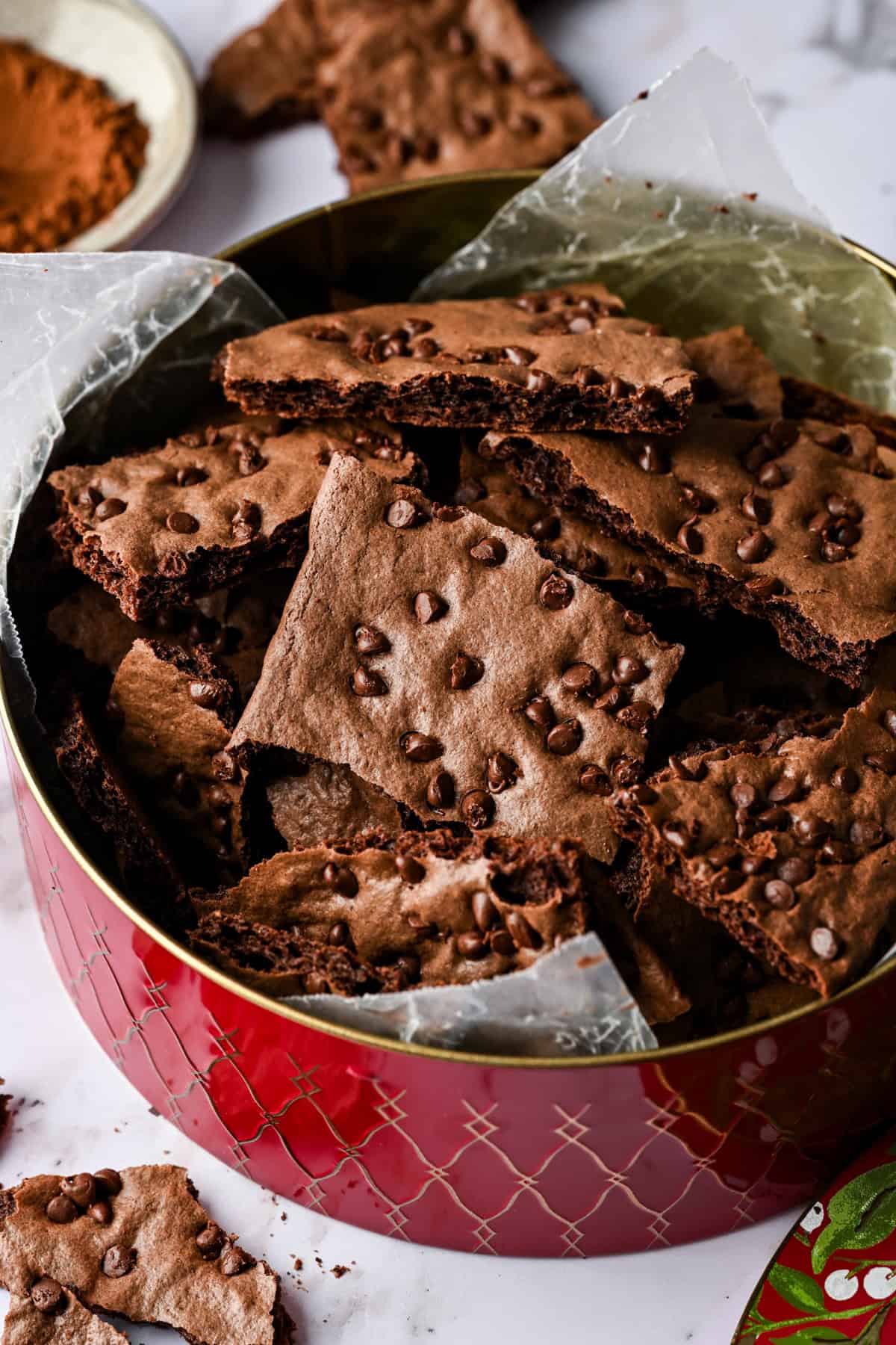 Ovanifrån av brownie spröd i en burk.