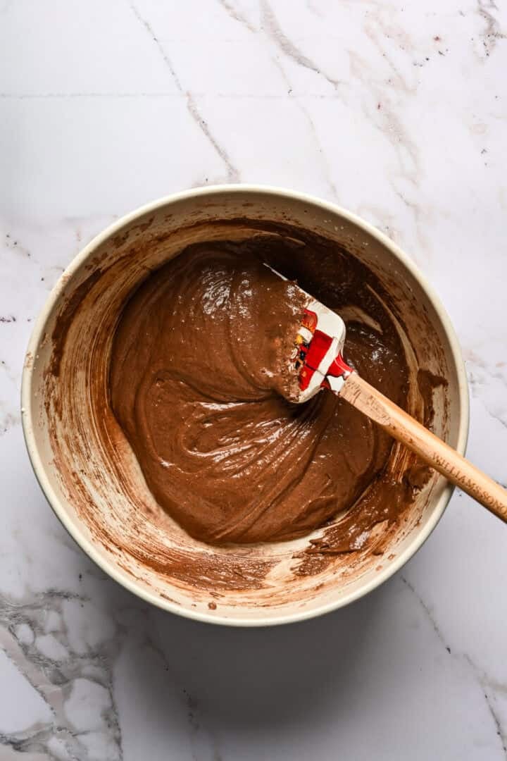 Vy ovanifrån av våta och torra ingredienser efter blandning.