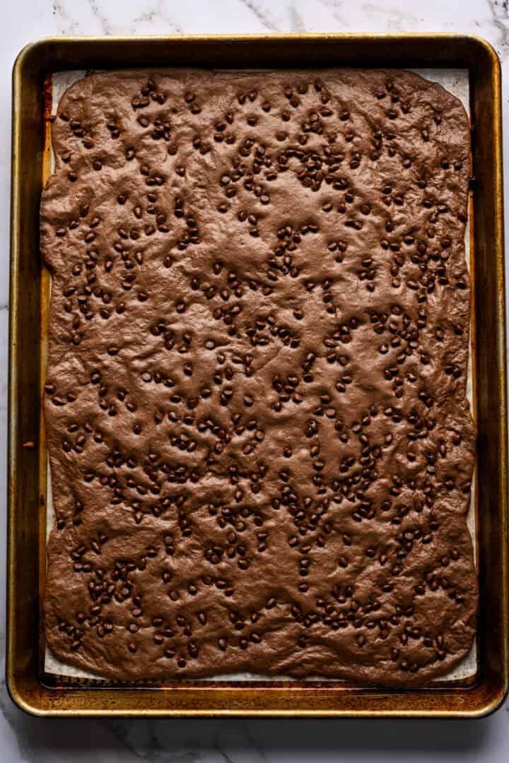 Ovanifrån av brownie som är spröd efter att ha tagits ur ugnen.