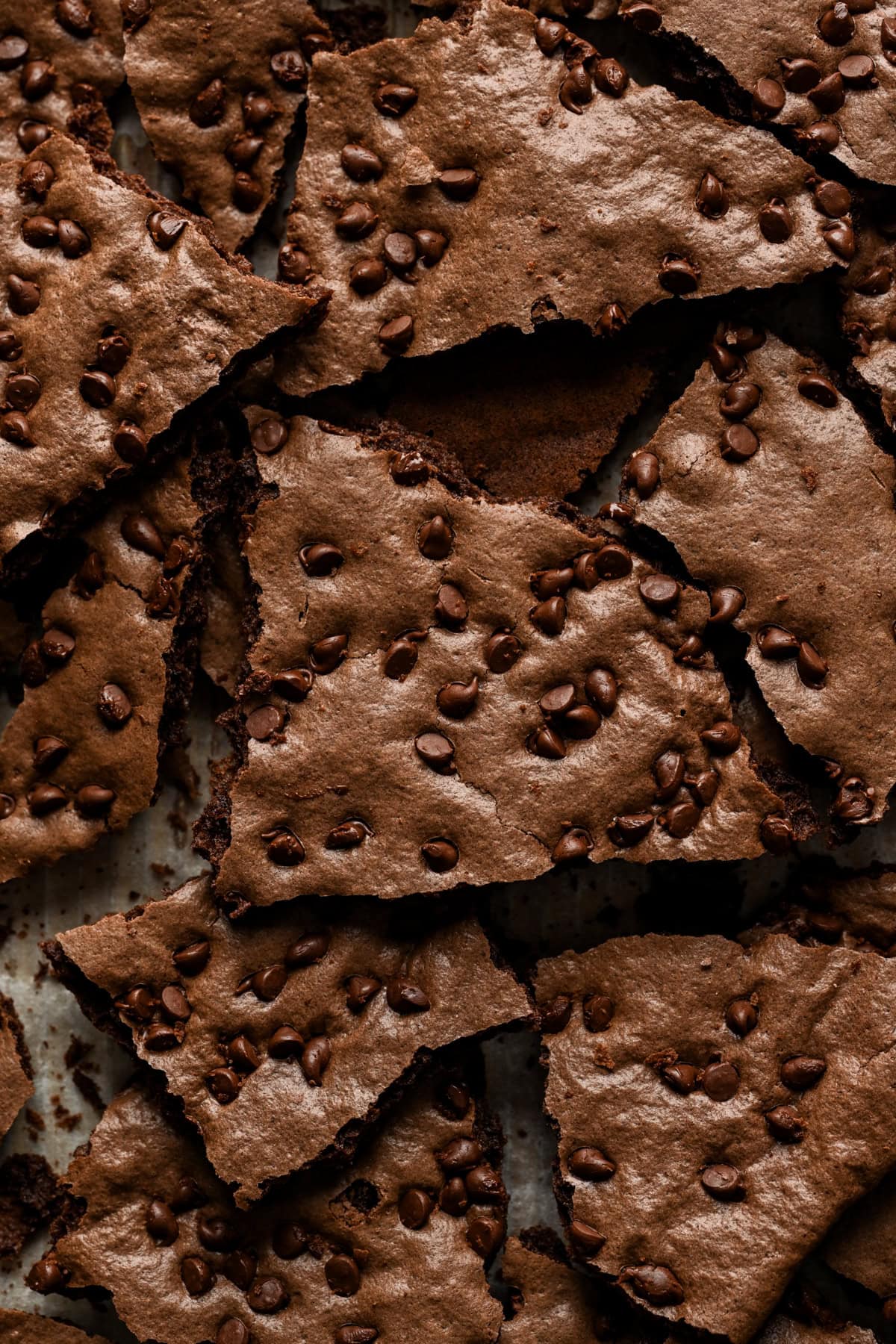 Ovanifrån av brownie spröd uppdelad i bitar.