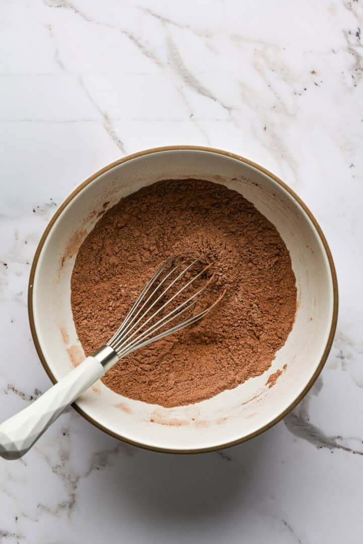 Ovanifrån av torra ingredienser i en blandningsskål.