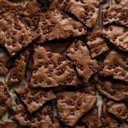 Ovanifrån av brownie spröd uppdelad i bitar.