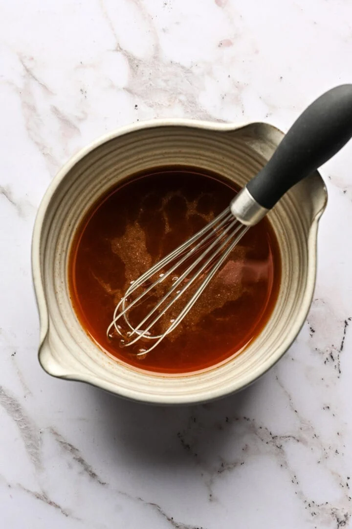 Blöta ingredienser i en skål.