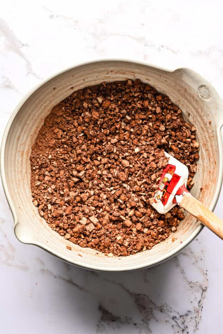 Ovanifrån av bourbonbolldegen innan du lägger till våta ingredienser.