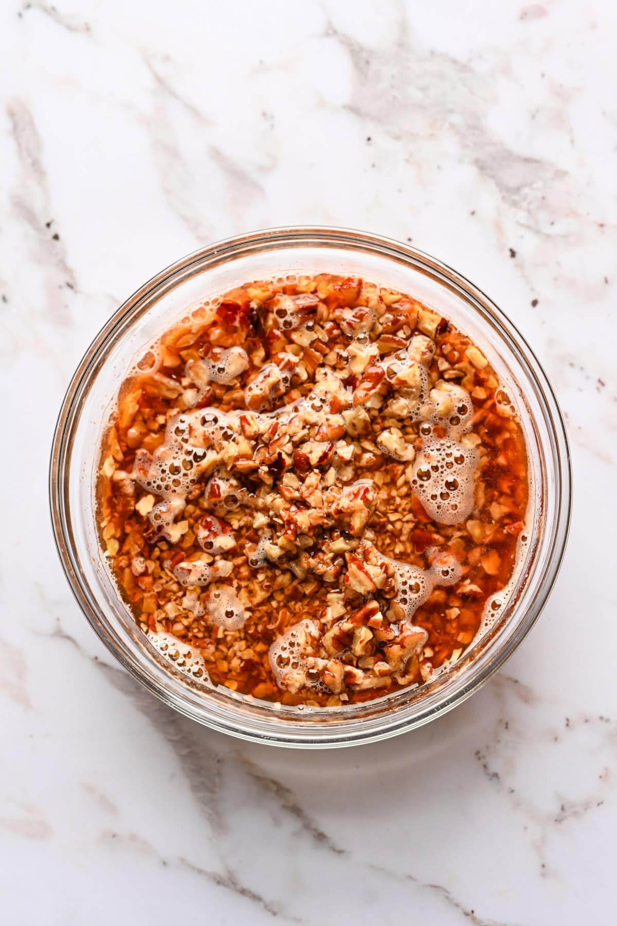 Ovanifrån av nötter som blötläggs i bourbon.