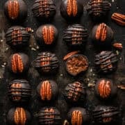 Ovanifrån av bourbonbollar.