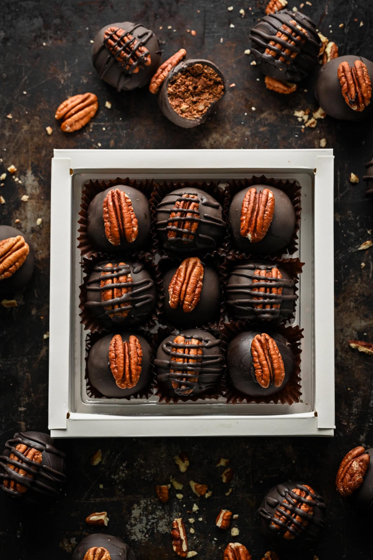 Ovanifrån av bourbonbollar i en låda.