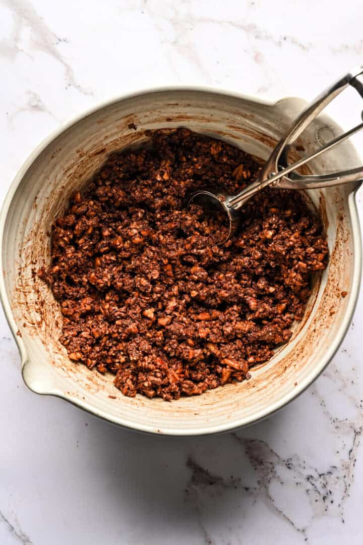 Ovanför bourbonbolldegen innan du öser och formar.