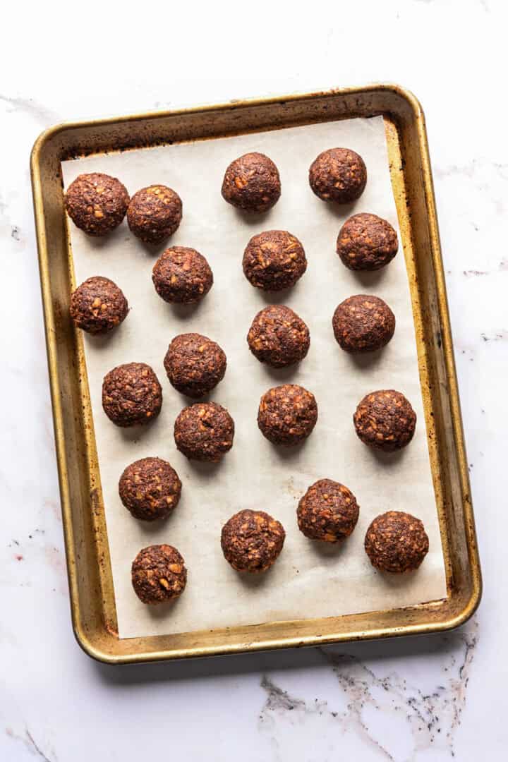 Overhead av bourbonbollar efter formning.