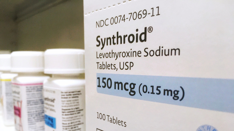 kartong med Synthroid på hyllan tillsammans med flaskor