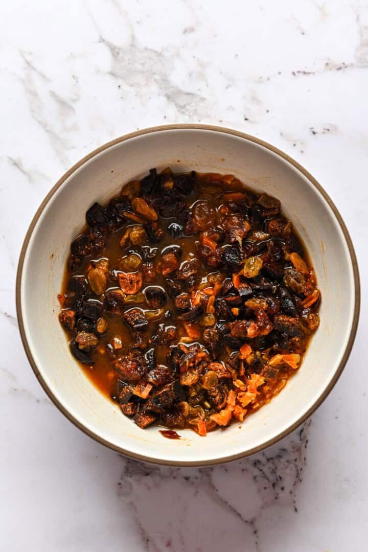 Torkad frukt som blötläggs i earl grey te.