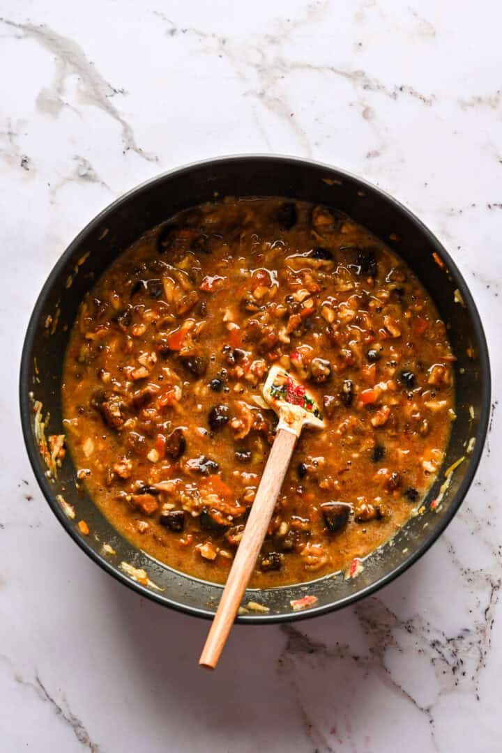 Fikonpudding våta ingredienser blandas ihop.