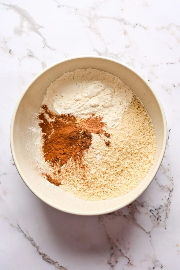 Brödsmulor, mjöl och kryddor i en skål.