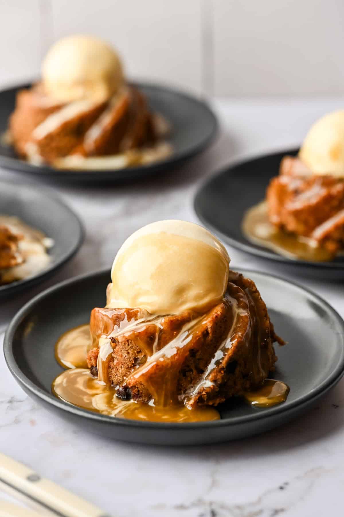 Mini fikonpudding toppad med glass och kolasås.