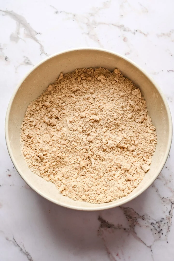 Fikonpudding torra ingredienser blandat med rivet fryst smör och matfett.