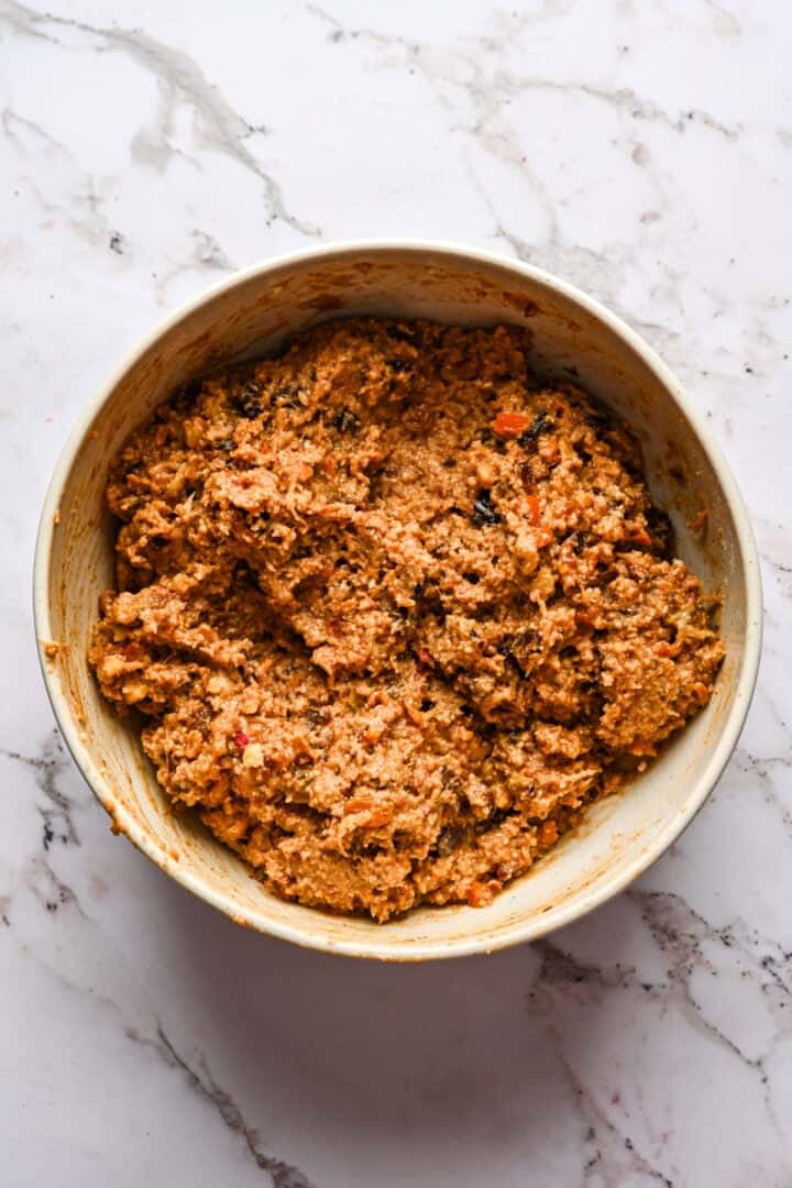 Fikonpudding färdig smet i en skål.