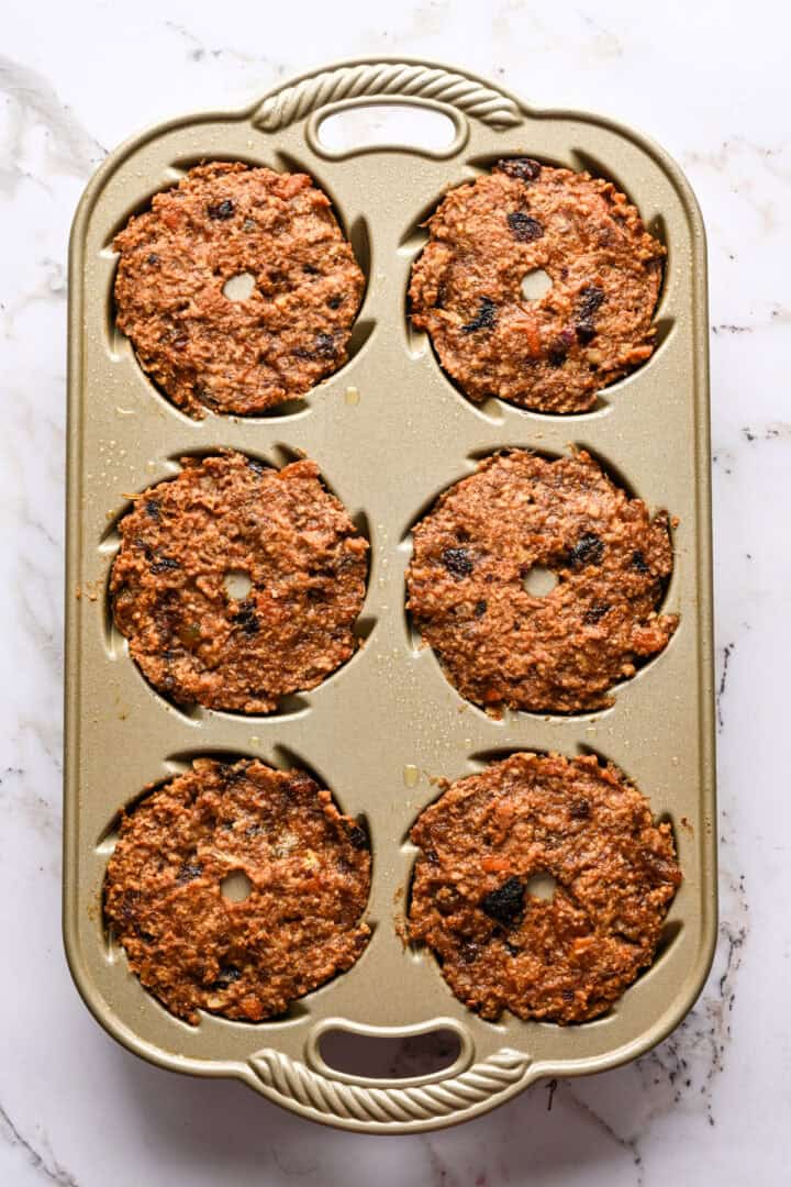 Fikonpudding i bundtformar efter gräddning.