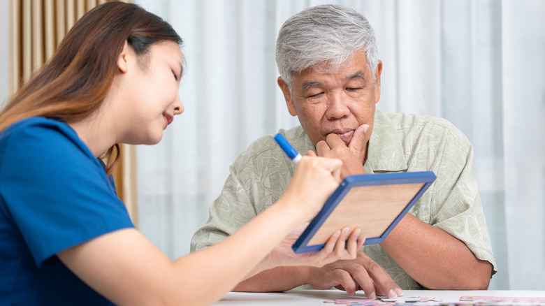 äldre man pågår kognitiva tester