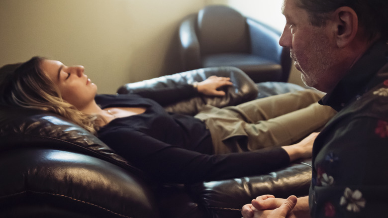 kvinna i en hypnossession