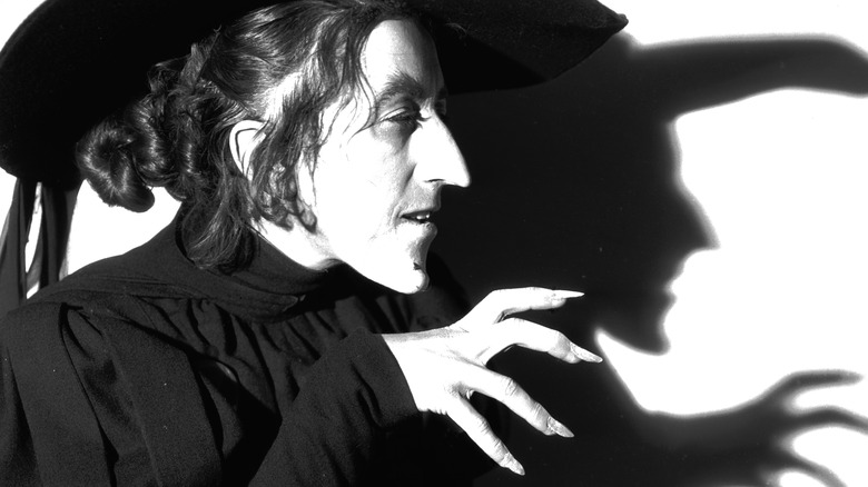 Margaret Hamilton som den onda häxan i svart och vitt.