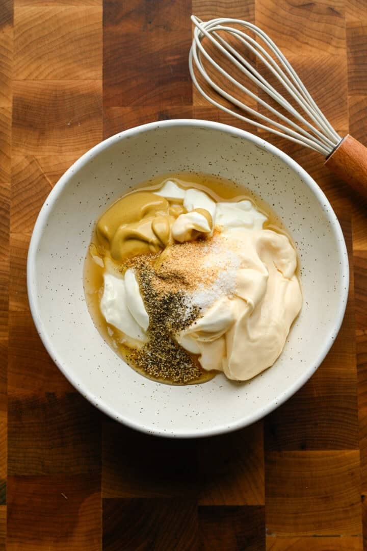 Ingredienser för kycklingsalladsdressing i en skål innan du blandar ihop.