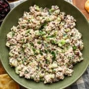 Tranbärsvalnötskycklingsallad i en grön mixerskål.