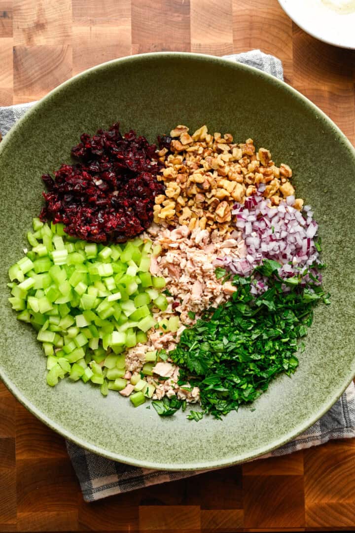 Cranberry valnöt kyckling sallad ingredienser i en skål utan dressing innan du blandar ihop.